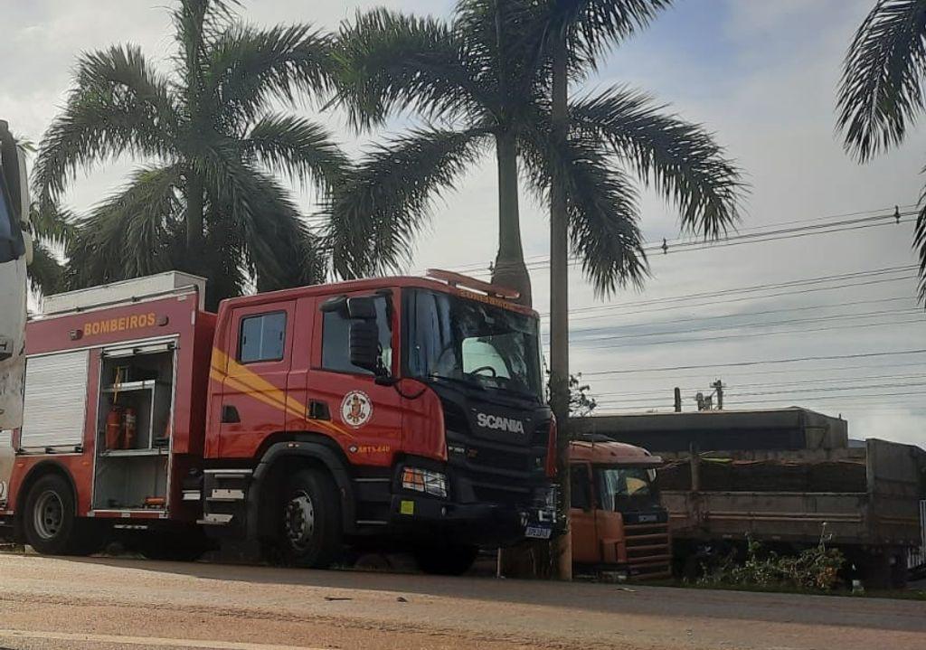 Bombeiros realizam desencarceramento de vítima de acidente entre carro e carreta na BR-070 - 